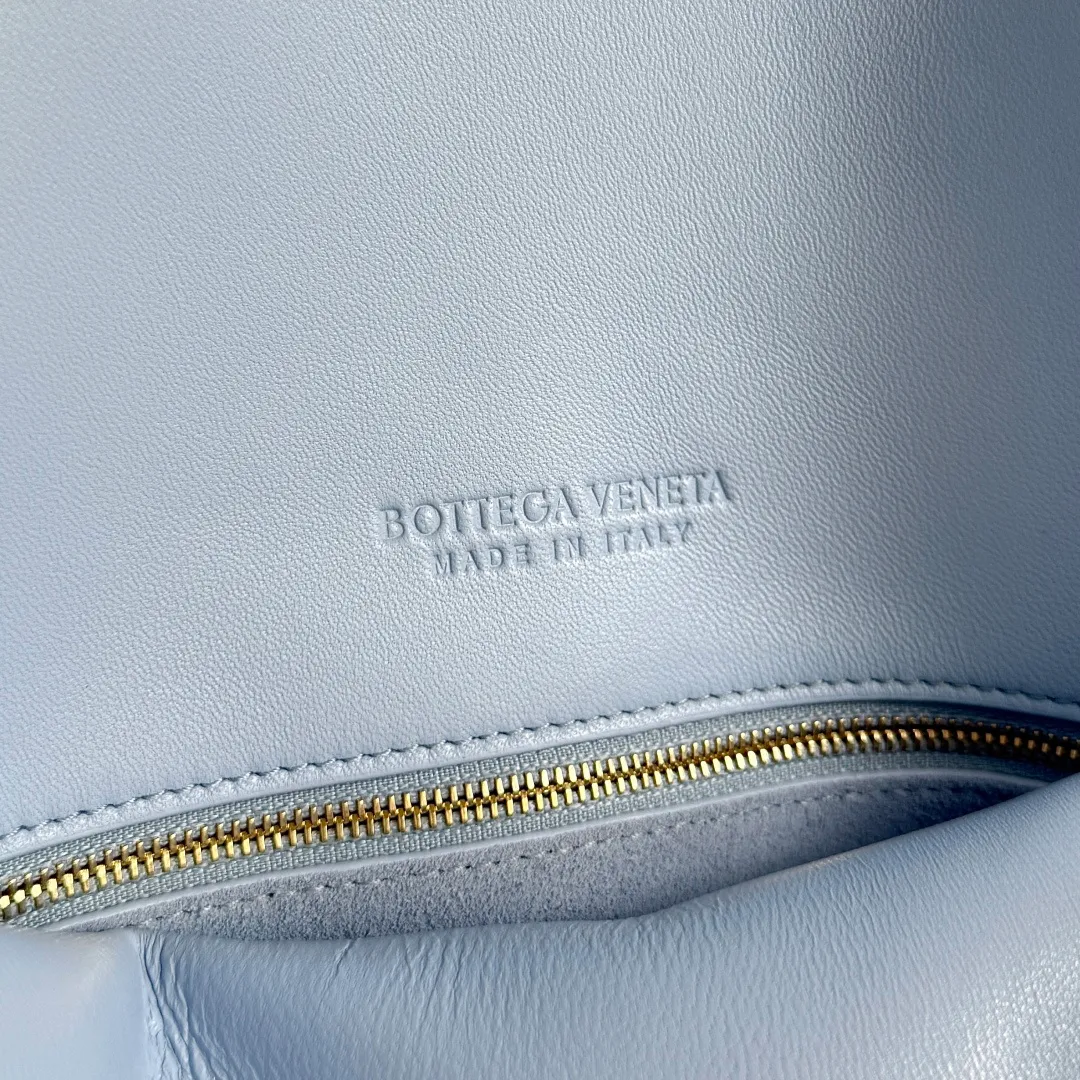 Batch 1680 Inspired by the 1970s, the Bottega Veneta women's logo shoulder bag has a smooth leather surface that brings a clean and handsome feel, just like the neatness and tenacity of a working woman. The front buckle is made of high-quality hardware pendant, the overall retro elegance, and the excellent leather feels soft. This Bottega Veneta series can be described as beautiful, weakening the complexity of the outfit, not competing for it, and only using the best quality to interpret itself. Style number: 806034 (large size) Size: 30*20*8cm